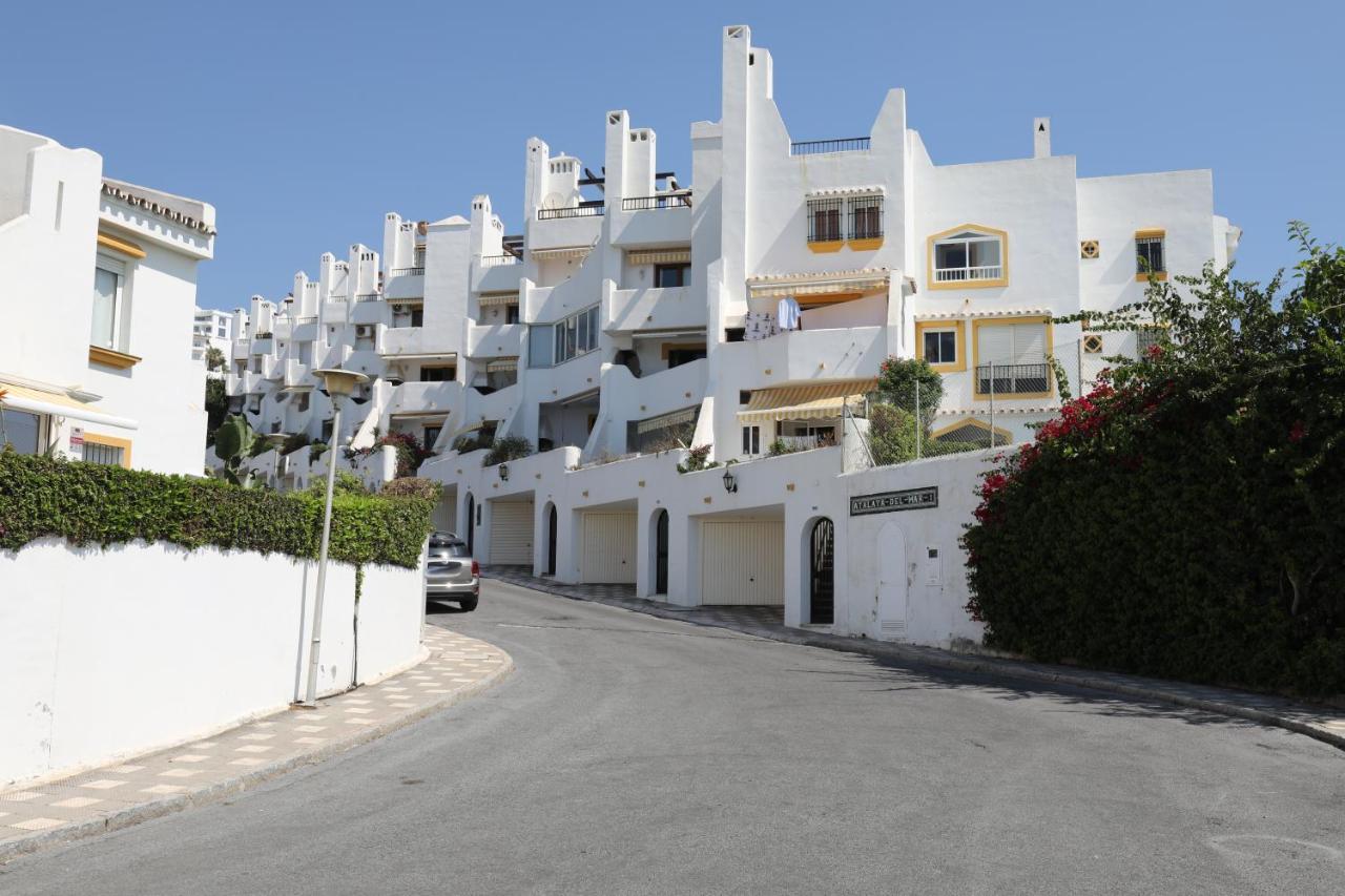 082 - Stunning Sea Views Beachfront Apartment 베날마데나코스타 외부 사진