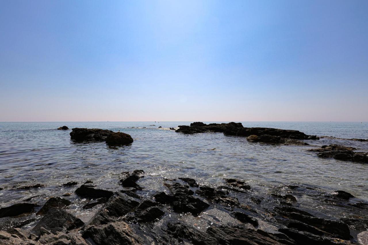 082 - Stunning Sea Views Beachfront Apartment 베날마데나코스타 외부 사진