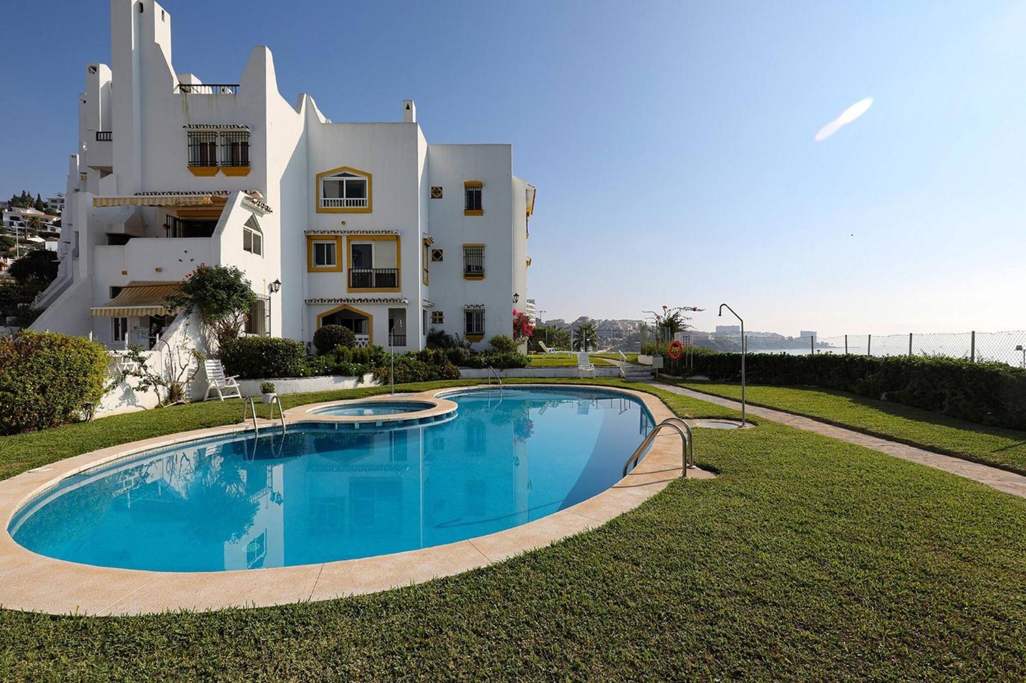 082 - Stunning Sea Views Beachfront Apartment 베날마데나코스타 외부 사진