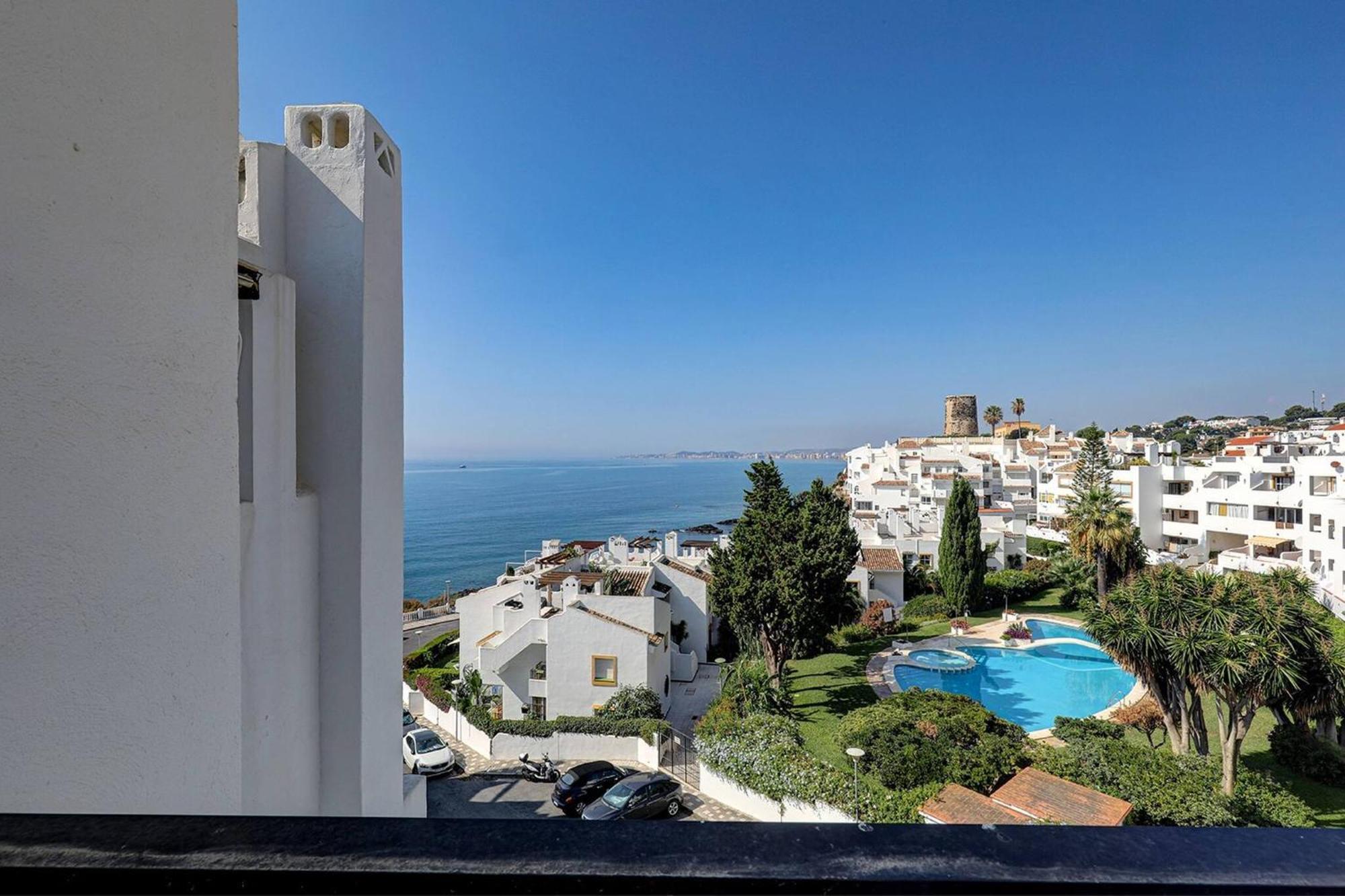 082 - Stunning Sea Views Beachfront Apartment 베날마데나코스타 외부 사진