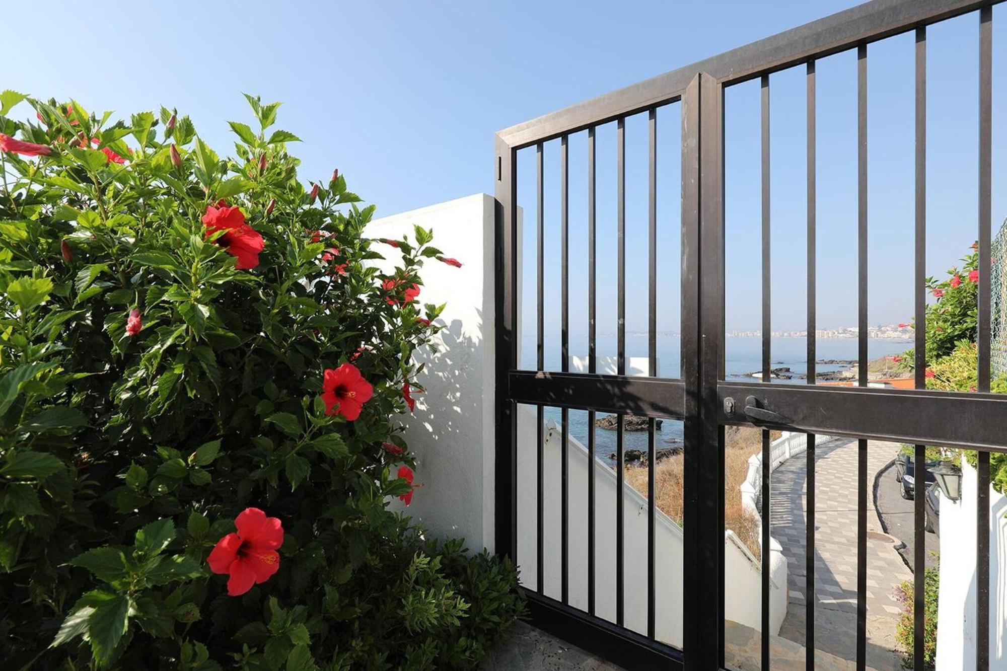 082 - Stunning Sea Views Beachfront Apartment 베날마데나코스타 외부 사진